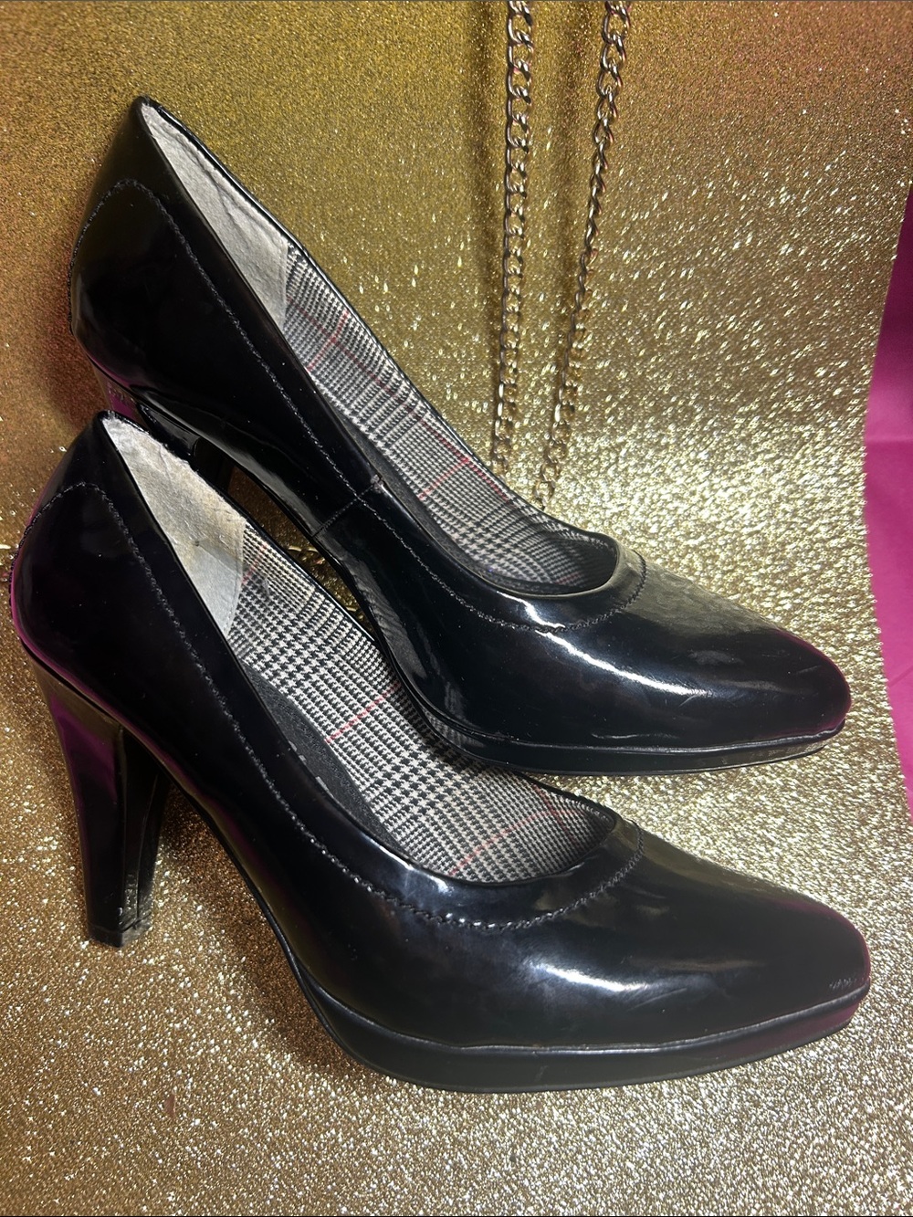 Women's Black Patent Mid-Heel Pumps styled in Italy